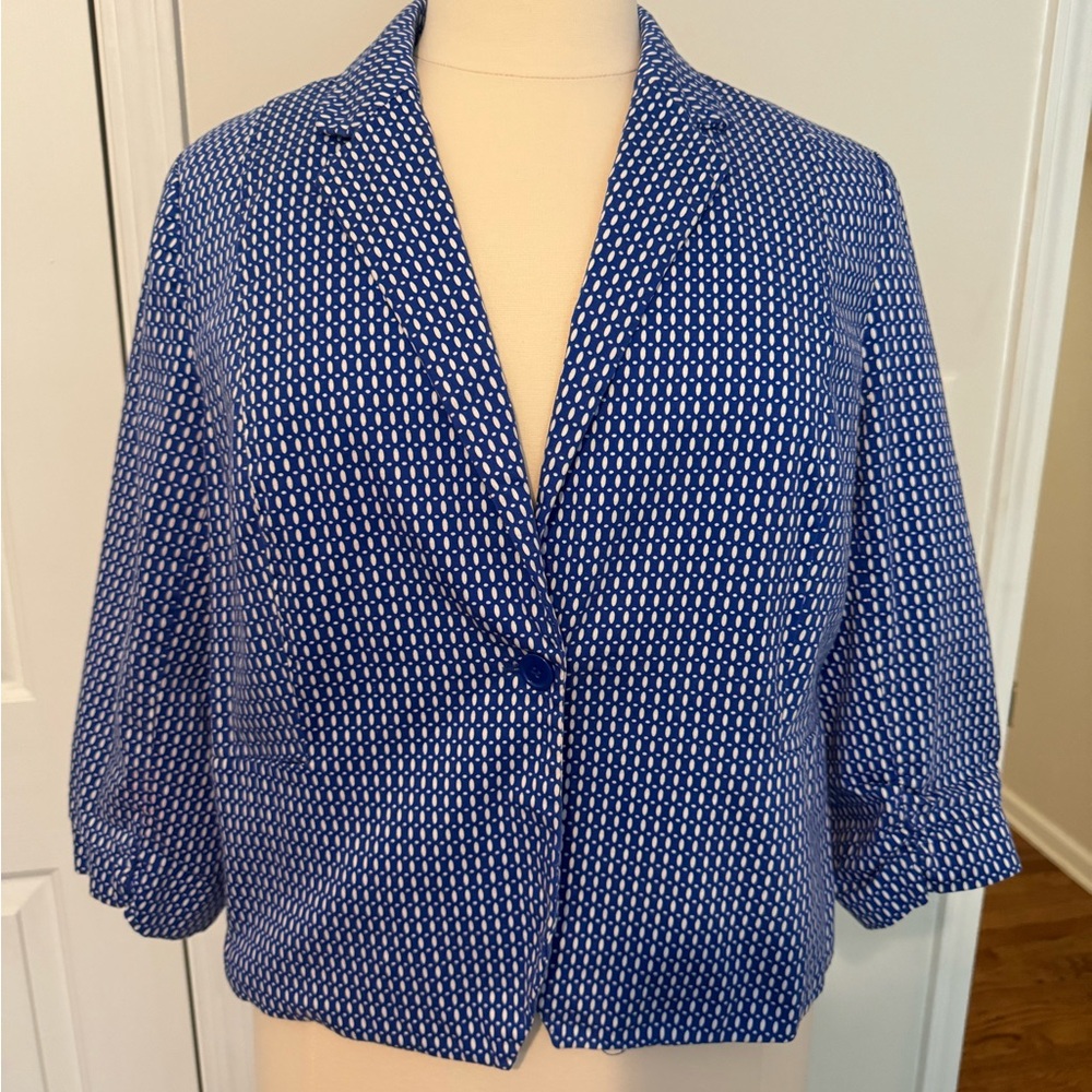 Cato jacket. Size 22-24. Blue and white. Ruched sleeves.